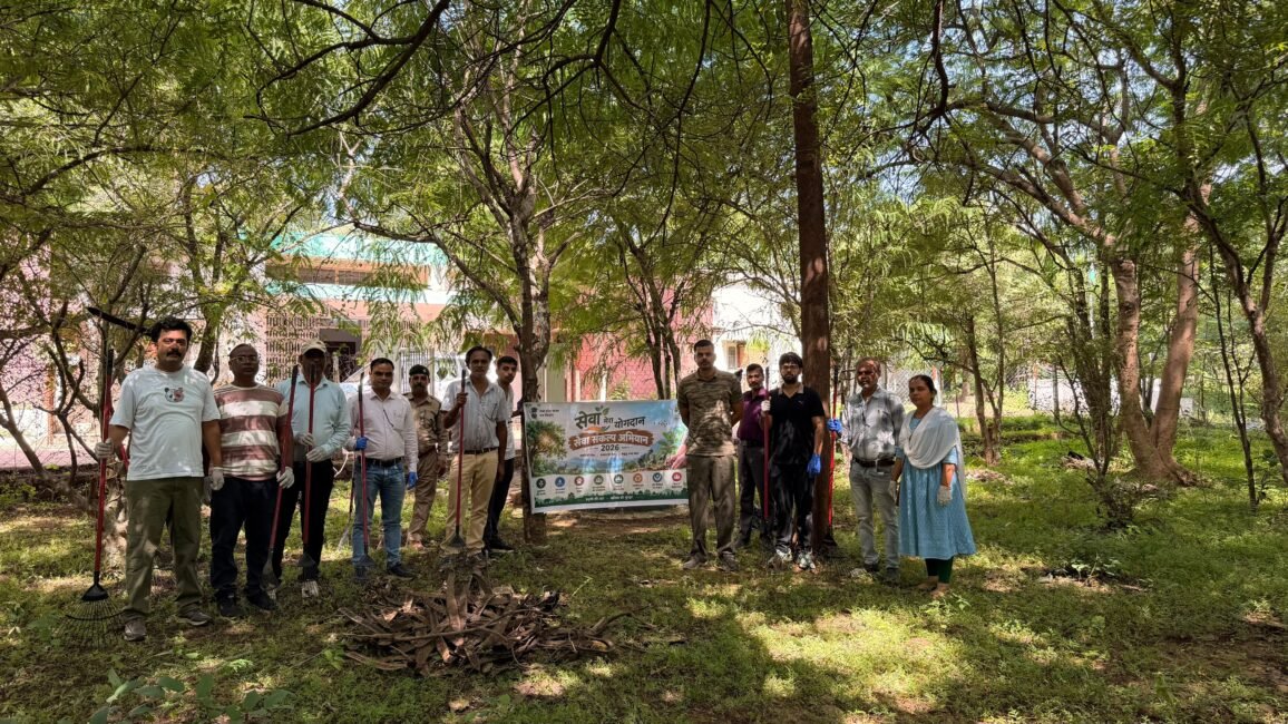 IMG 20261004 WA0010 1 सेवा मेरा योगदान” अभियान के तहत वन मंडल कार्यालय परिसर में स्वच्छता अभियान