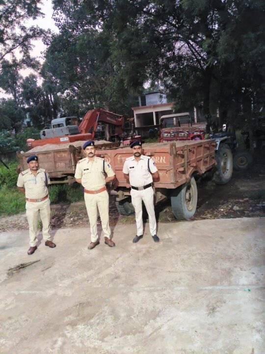 IMG 20261016 WA0006 बिना वैध दस्तावेज रेत का परिवहन करते ट्रैक्टर-ट्रॉली जब्त