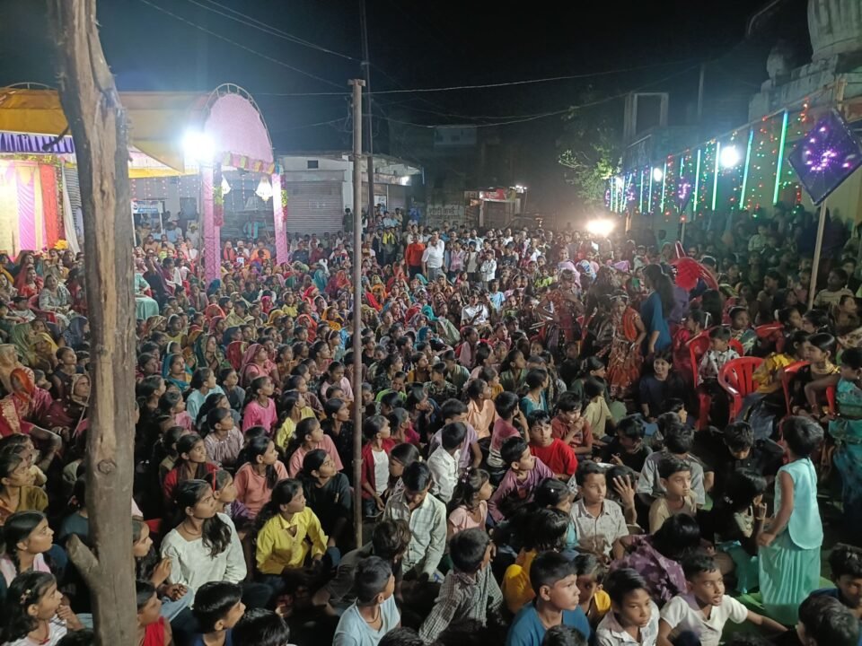 IMG20261016210428 खितौली में देवी जागरण एवं गरबा कार्यक्रम में बच्चों ने बिखेरा प्रतिभा का रंग